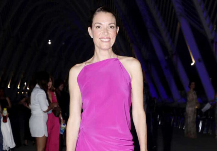 Η Βίκυ Καγιά πόζαρε άβαφη στην παραλία και εντυπωσίασε με το αψεγάδιαστο κορμί της