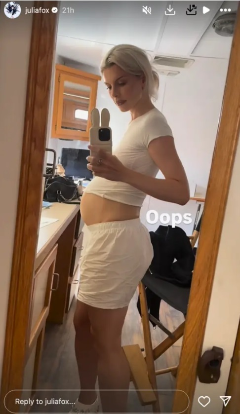 Julia Fox: Η selfie με φουσκωμένη κοιλιά που τρέλανε τους θαυμαστές της