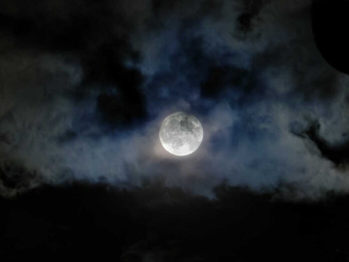 Μαγικές εικόνες από το «φεγγάρι του καλαμποκιού»