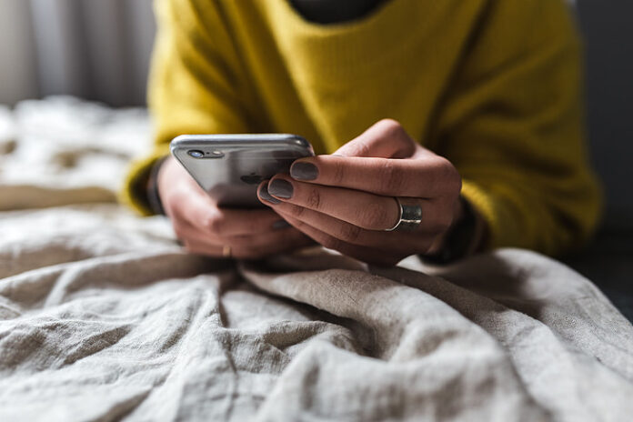 ‘Υπνος: Κάθε 10 λεπτά «αγκαλιά» με οθόνη στο κρεβάτι σημαίνουν 10 λεπτά αγρύπνιας