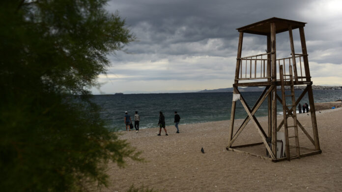 Με συννεφιά και βροχές ξεκινά η εβδομάδα: Ο καιρός αύριο
