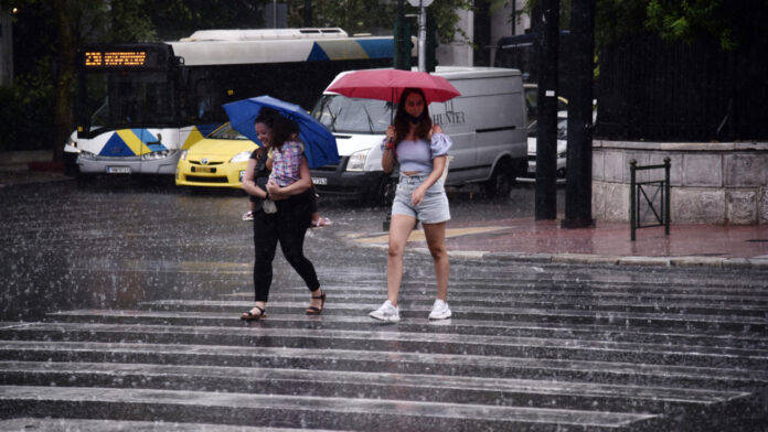 Καιρός: Μεμονωμένες βροχές, χαλάζι και σταδιακή άνοδος θερμοκρασίας