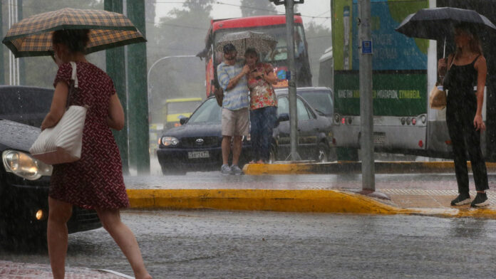 Κακοκαιρία Atena: Ισχυρές καταιγίδες με κεραυνούς και χαλάζι προβλέπονται σήμερα