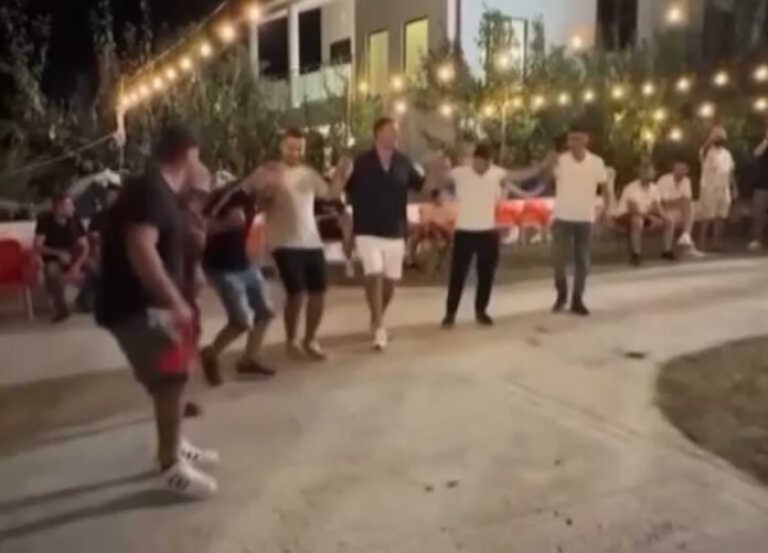 Αλβανία: Χόρεψαν το «Beat it» του Michael Jackson με παραδοσιακό τρόπο σε γλέντι γάμου – Δείτε το viral βίντεο