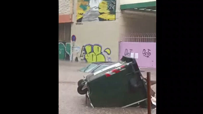 Αμπελόκηποι: Αυτοκίνητα «χάθηκαν» στο νερό – Δείτε βίντεο