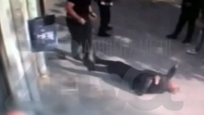 Μενίδι: Βίντεο δείχνει τον 18χρονο να σπρώχνει την 72χρονη για τη σειρά στο ΑΤΜ