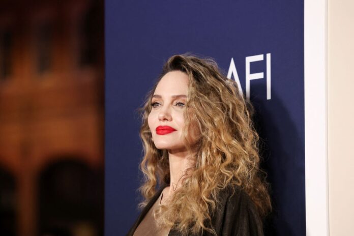 Η Αντζελίνα Τζολί περπάτησε στο κόκκινο χαλί με χτένισμα που θυμίζει κουπ των ’80s