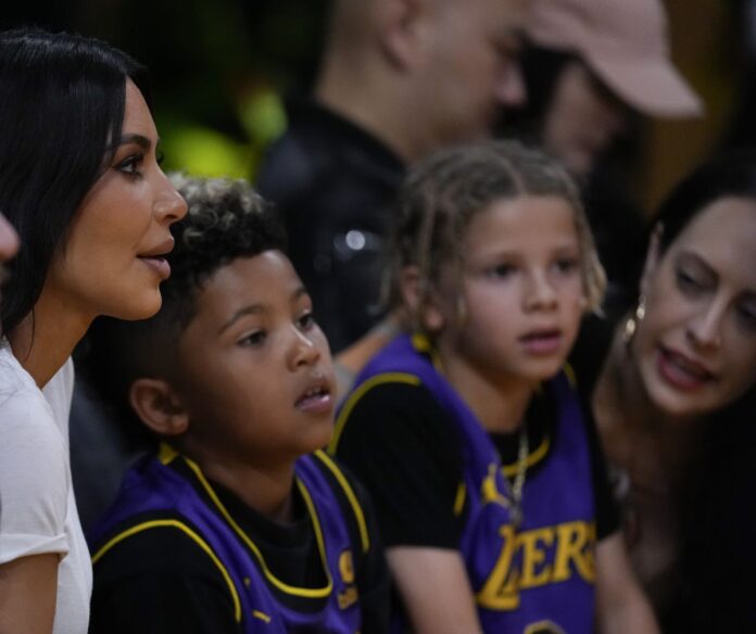 Η Kιμ Καρντάσιαν διέγραψε το κανάλι του γιου της στο YouTube μετά από meme κατά της Κάμαλα Χάρις