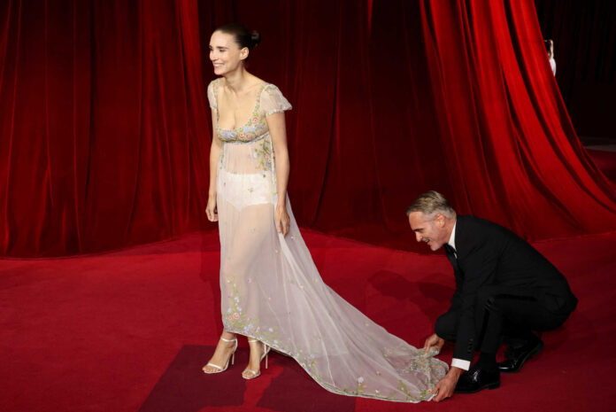 Χοακίν Φίνιξ και Ρούνεϊ Μάρα σε τρυφερό στιγμιότυπο στο κόκκινο χαλί του Academy Museum Gala