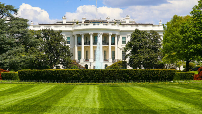 shutterstock_leukos_oikos_white_house.jpg