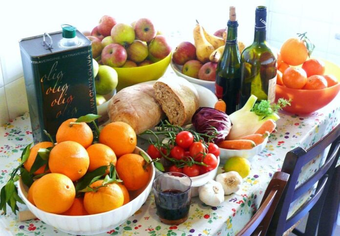 1280px-DIETA_MEDITERRANEA_ITALIA-1200x833.jpg