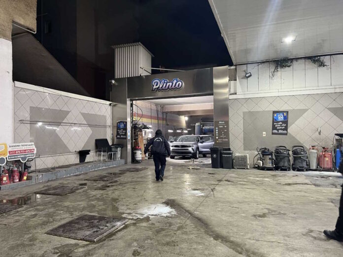 Λάρισα: Ανάφλεξη σε πρατήριο υγρών καυσίμων την ώρα του εφοδιασμού
