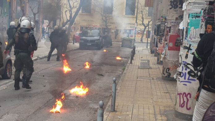 Εξάρχεια: Επίθεση με μολότοφ σε αστυνομικούς – Δύο συλλήψεις