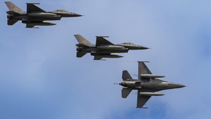 f-16.jpg