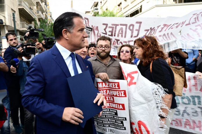 ΕΣΥ: «Βουνό» τα προβλήματα – Πληθαίνουν οι φωνές για αναποτελεσματικό κυβερνητικό σχέδιο