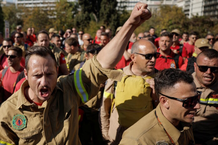 Ο «Survivor» που έγινε εποχικός πυροσβέστης διαδήλωσε στη συγκέντρωση διαμαρτυρίας στο Σύνταγμα