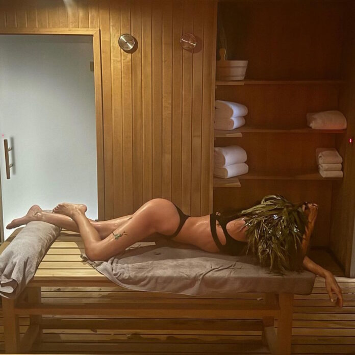 Η Ιρίνα Σάικ ποζάρει με μπικίνι στον καθρέφτη και στη σάουνα