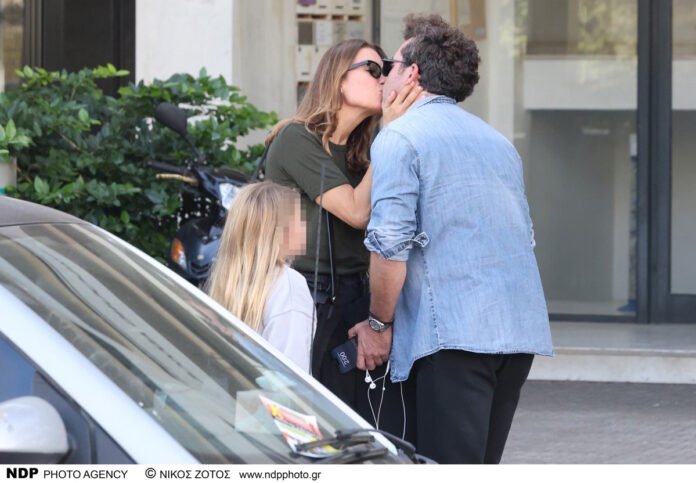 Τα τρυφερά φιλιά με τον Ηλία Κρασσά στη μέση του δρόμου