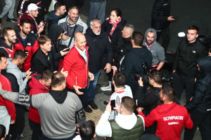 Αποθέωση για Μπαρτζώκα, Αγγελόπουλους και παίκτες στο ΣΕΦ μετά τη νίκη επί του Παναθηναϊκού