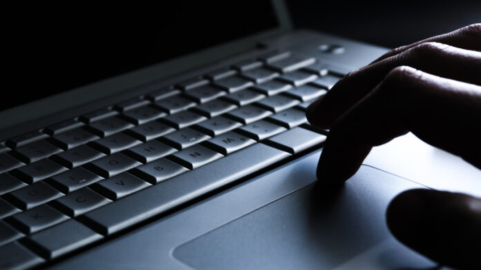 Απάτη: Πώς μια 58χρονη έχασε 13.000 για τον… άγνωστο έρωτά της