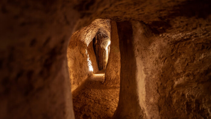shutterstock_tunnels_at_kashan.jpg