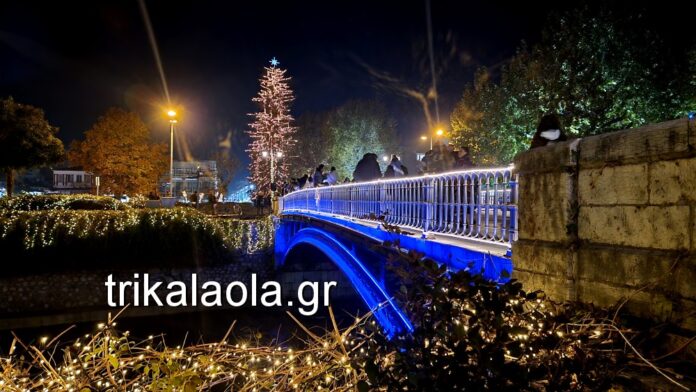 Φωταγωγήθηκε το χριστουγεννιάτικο δέντρο στα Τρίκαλα κάτω από «βροχή» πυροτεχνημάτων