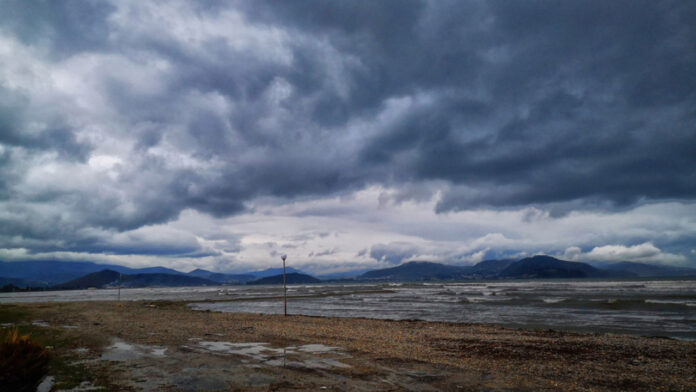 Καιρός σήμερα: Συννεφιές, βροχές και μέχρι 20 βαθμούς