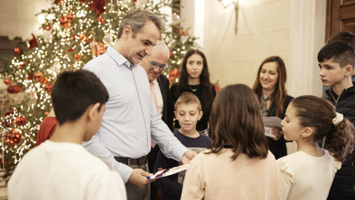 Ευχές και δώρα με παιδιά που φιλοξενούνται στο Παράρτημα Προστασίας Παιδιού και Νέων Αχαΐας – Σκαγιοπούλειο αντάλλαξε ο Πρωθυπουργός