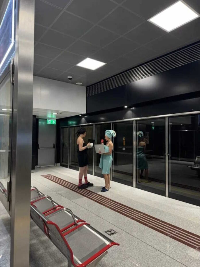 Πήγαν στο Μετρό Θεσσαλονίκης μόνο με τα μπουρνούζια τους