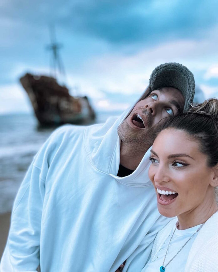 Η Αθηνά Οικονομάκου με τον Μπρούνο Τσερέλα σε ρομαντική βόλτα στη θάλασσα στο Γύθειο