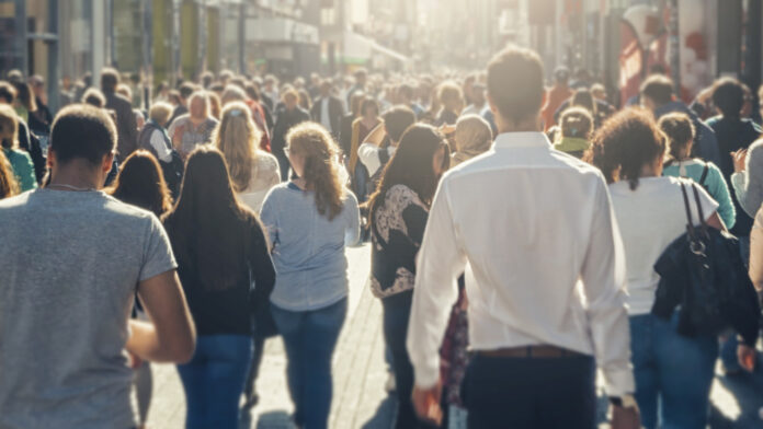 crowd_asfalistiko_anergia_oikonomiqa_greece_shutterstock_740632564.jpg