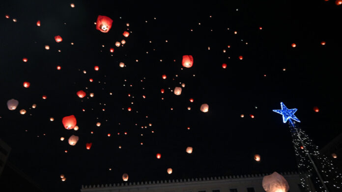 «Η νύχτα των ευχών»: Ο αττικός ουρανός γέμισε φαναράκια – Βίντεο