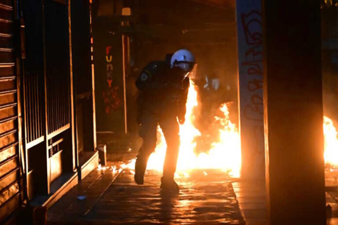 Επεισόδια σε Αθήνα και Θεσσαλονίκη μετά τις πορείες στη μνήμη του Αλέξανδρου Γρηγορόπουλου – Μολότοφ, χημικά και πολλές προσαγωγές