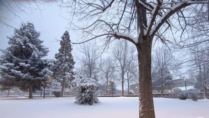 Καιρός: Επιδείνωση από τη Δευτέρα με ισχυρές βροχές, θυελλώδεις ανέμους και χιόνια