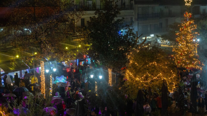 Καλαμπάκα: Άναψε το Χριστουγεννιάτικο Δέντρο της συμπρωτεύουσας των Χριστουγέννων