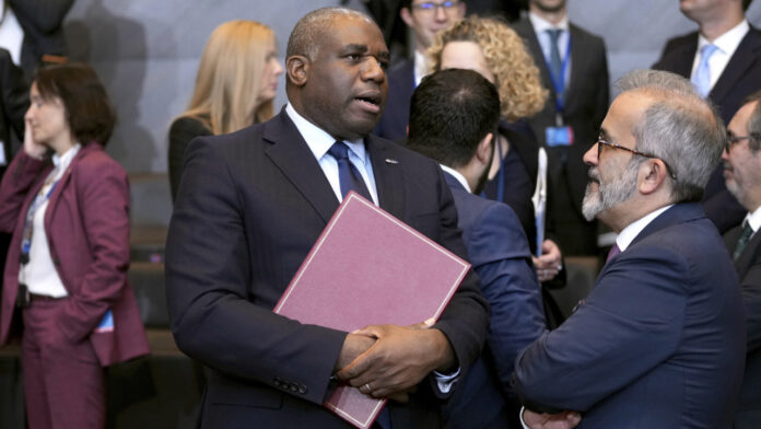 Λονδίνο: Απευθείας «διπλωματικές επαφές» με τους ισλαμιστές της HTS στη Συρία