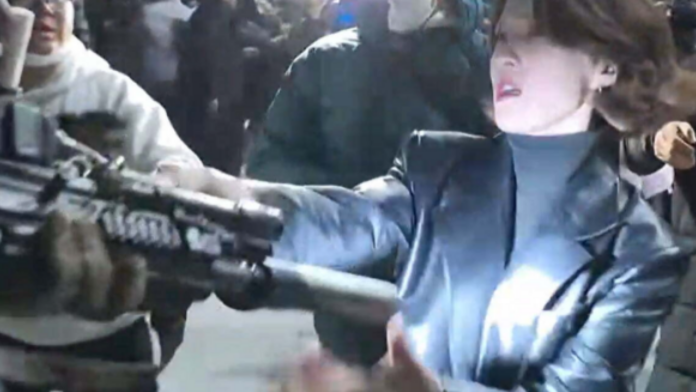 «Δεν είμαι ιδιαίτερα θαραλλέα» απαντά η viral Νοτιοκορεάτισσα που άρπαξε το όπλο στρατιώτη