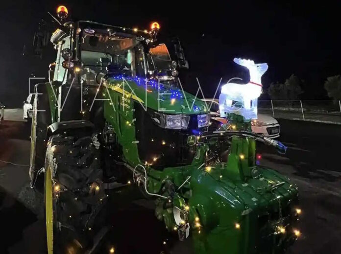 Στόλισαν τρακτέρ με εκατοντάδες λαμπιόνια
