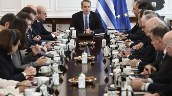 Τα “γκάζια” στους υπουργούς και η σύσταση για αποφυγή υπερβολών