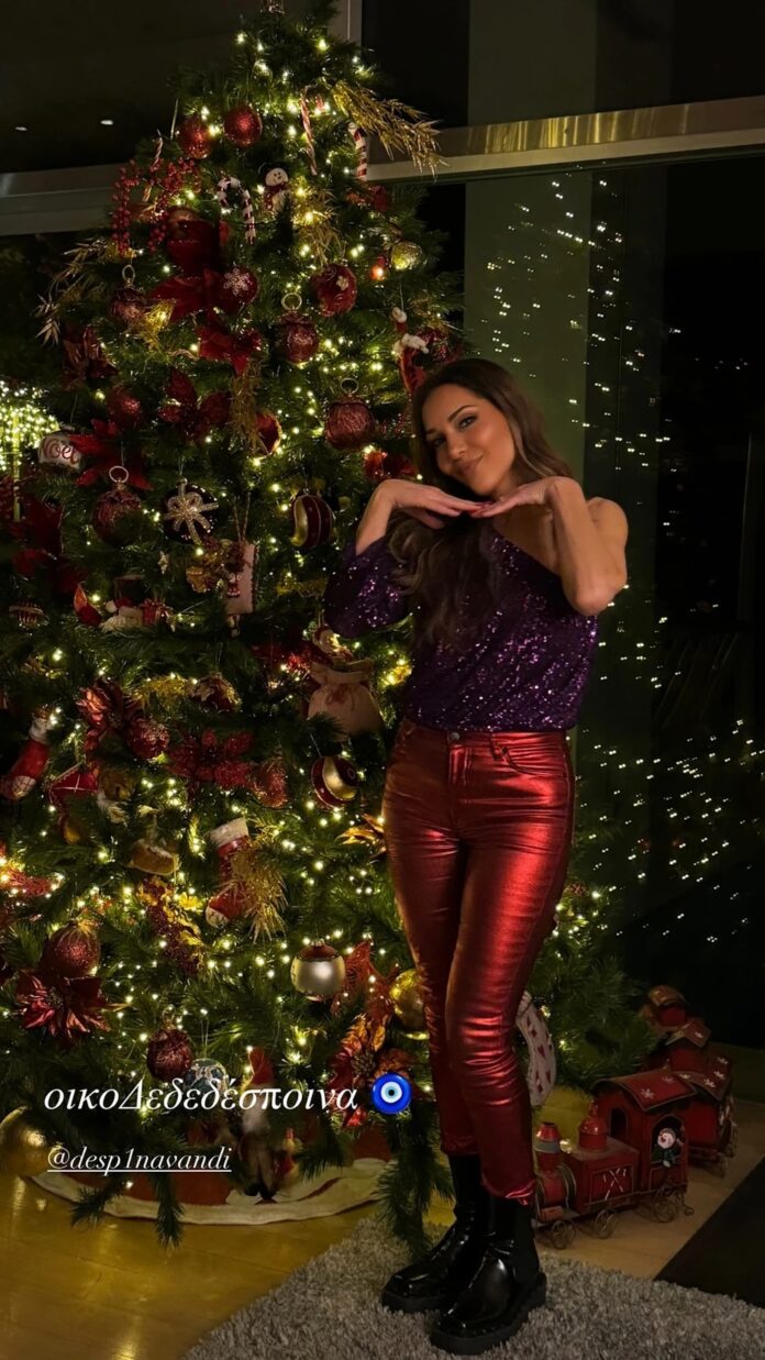 Η Δανάη Μπάρκα πίνει σφηνάκια με τον Βασίλη Μπισμπίκη