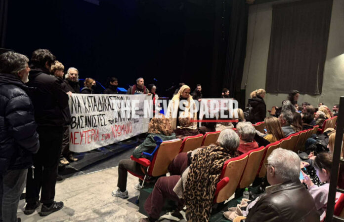 «Μπούκαραν» στην θεατρική παράσταση της Παναγιώτας Βλαντή ζητώντας να αποφυλακιστεί ο Νίκος Ρωμανός