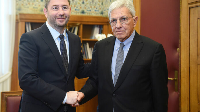 Κυβερνητικές πηγές: «Τεράστιο πολιτικό αυτογκόλ» του ΠΑΣΟΚ η επιλογή Γιαννίτση