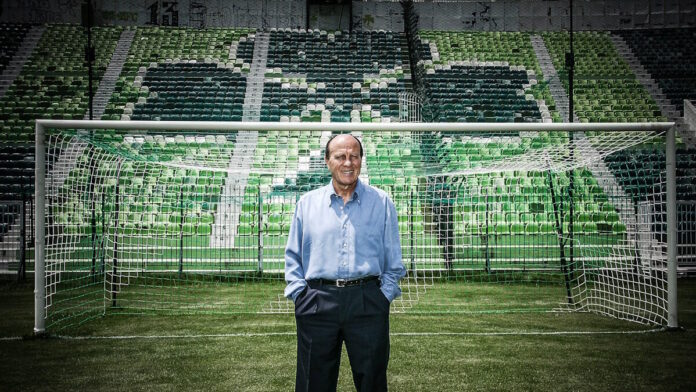 Φόρος τιμής στο θρύλο του Παναθηναϊκού με μια τεράστια φωτογραφία του στο γήπεδο της Λεωφόρου