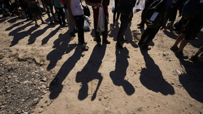 New York Times: «Πάγο» σε προγράμματα που επιτρέπουν σε μετανάστες προσωρινή εγκατάσταση στις ΗΠΑ