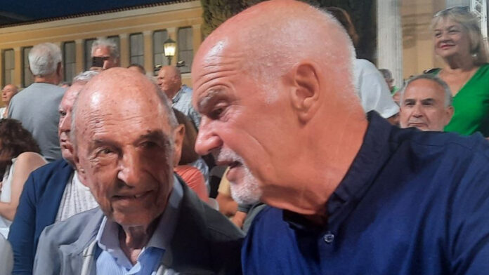 Παπανδρέου: Εξηγεί γιατί δεν παρέστη στην κηδεία του Κώστα Σημίτη