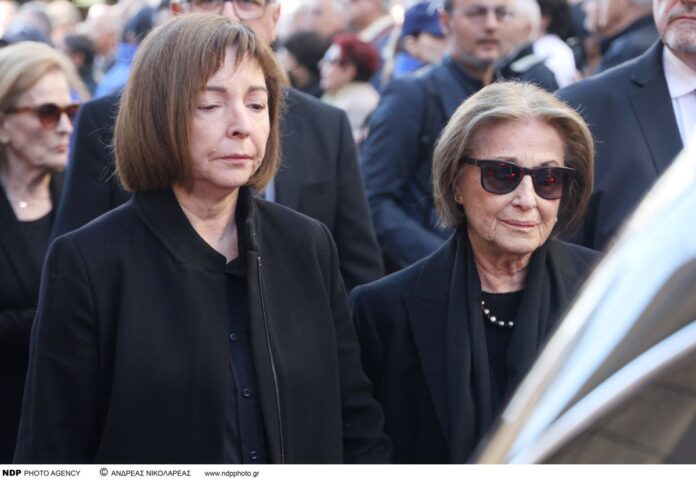 Με τρία λευκά τριαντάφυλλα αποχαιρέτησε τον Κώστα Σημίτη, η σύζυγός του Δάφνη