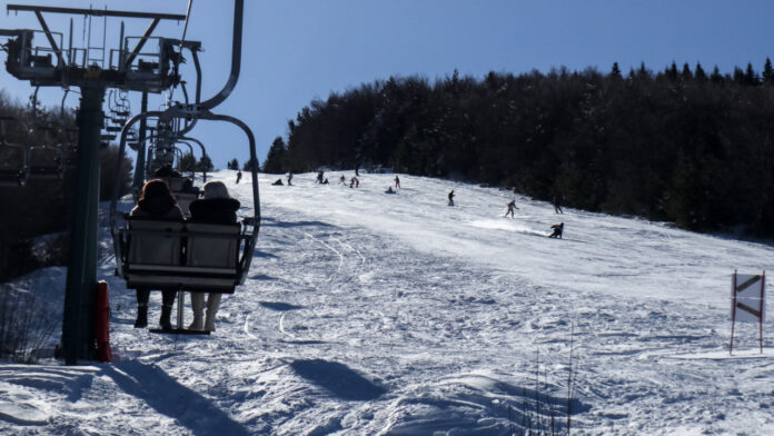Πού αναμένονται σήμερα βροχές και καταιγίδες – Συνεχίζεται η χιονόπτωση