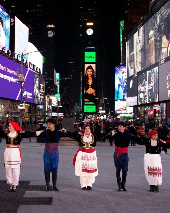 Η Evangelia εμφανίστηκε στο Billboard του Spotify και έκανε την Times Square να χορέψει πεντοζάλι