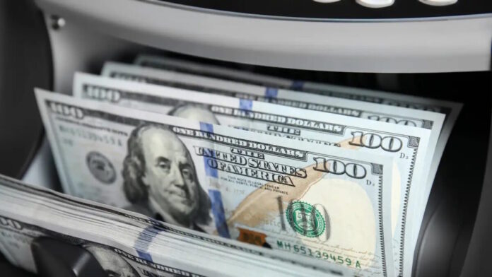 Υποχωρεί το δολάριο έναντι του ευρώ και της στερλίνας μετά την ενημέρωση ότι ο Τραμπ δεν θα επιβάλει δασμούς από σήμερα