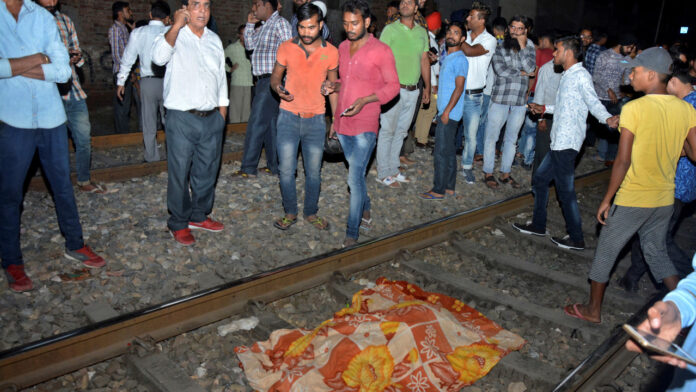india-train-ap-photo-prabhjot-gill-01545.jpg